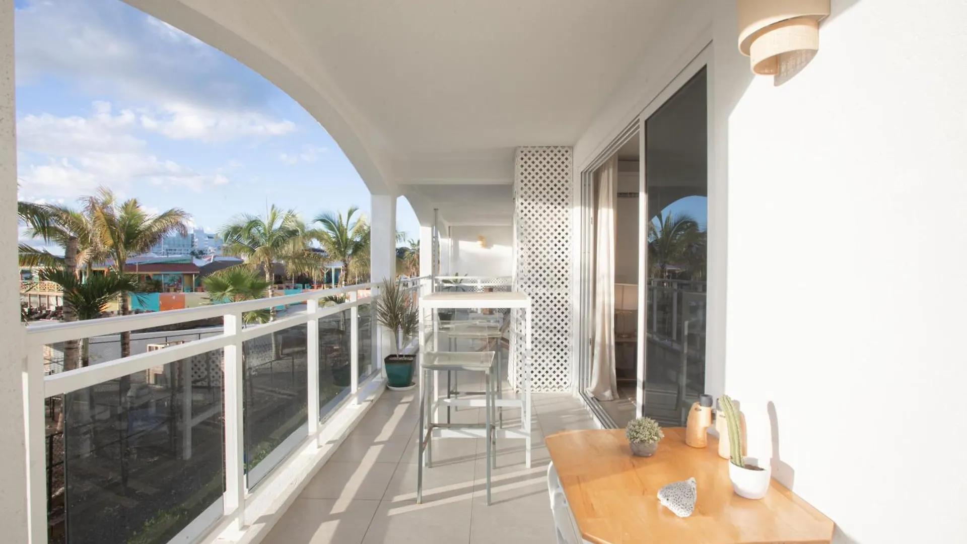 Maho Beach House - Luxe 1 Bedroom - Ocean Hideaway Apartment
