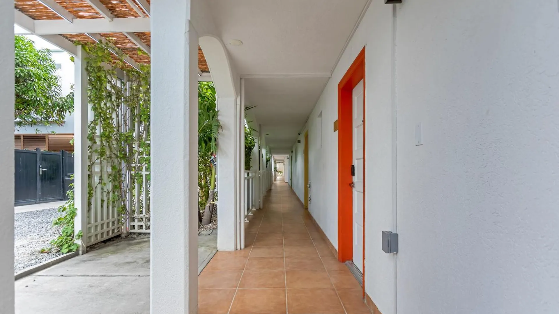 Maho Beach House - Luxe 1 Bedroom - Ocean Hideaway Apartment